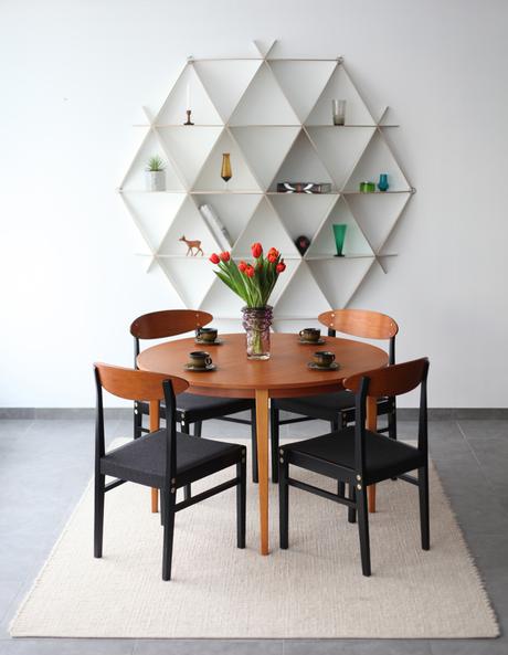 salle à manger table ronde en bois étagère murale arrondie bois blanc