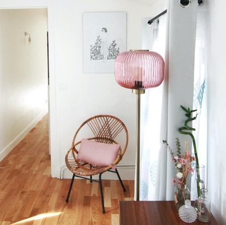 idée déco chambre rétro vintage fauteuil osier lampe rose laiton