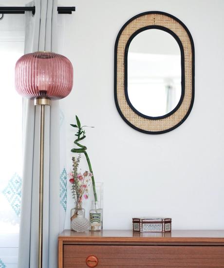 chambre appartement parisien accessoires vintage lampe rose laiton miroir cannage