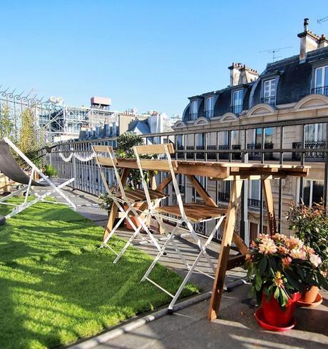terrasse appartement parisien gazon table extérieure tréteau en bois déco champêtre