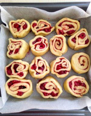 Brioche roulée aux framboises