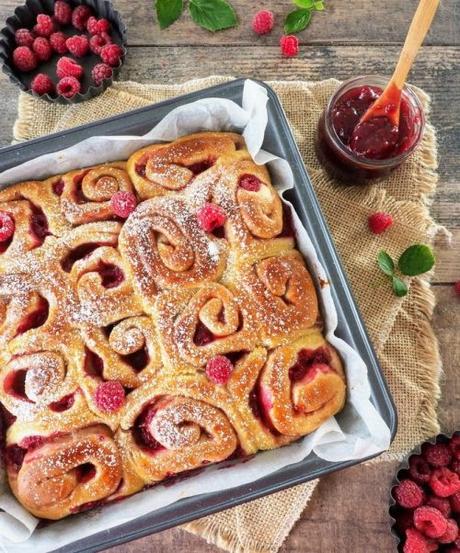 Brioche roulée aux framboises