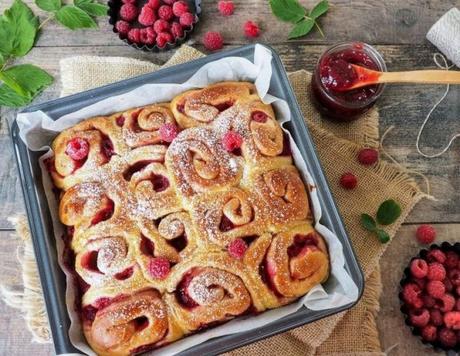 Brioche roulée aux framboises