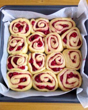 Brioche roulée aux framboises