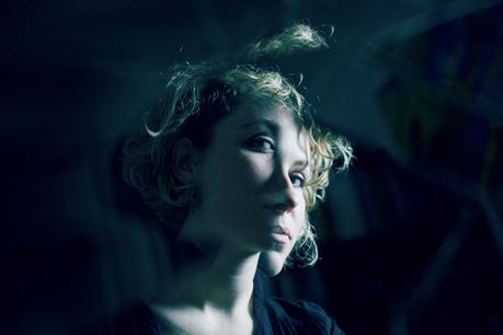 Laura Perrudin s'affirme avec l'ambitieux album Perspectives & Avatars