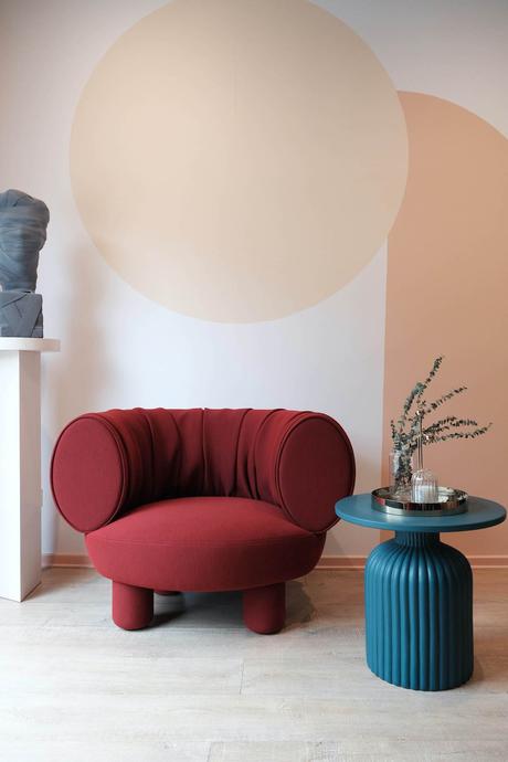 fauteuil rond rouge table appoint ronde bleu canard guéridon céramique design motif mur peinture style dessin Memphis