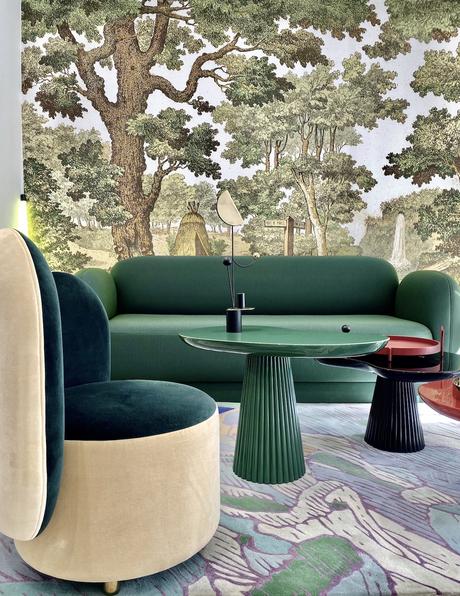 salon canapé rond velours vert papier peint arbre table céramique Memphis - blog déco - clemaroundthecorner