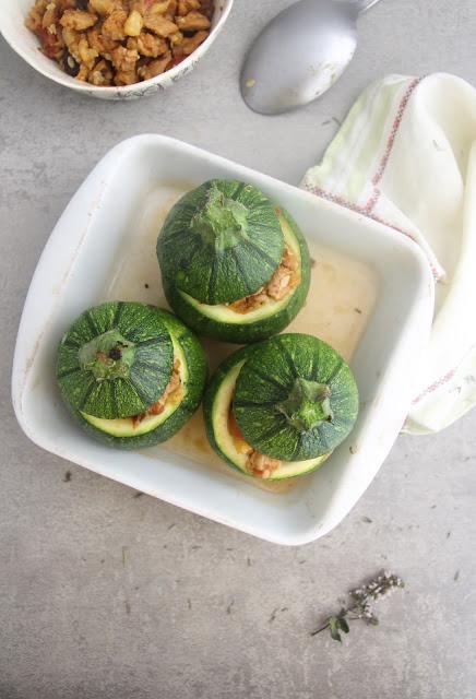 Cuillère et saladier : Courgettes farcies végétariennes aux protéines de soja texturées (PST)