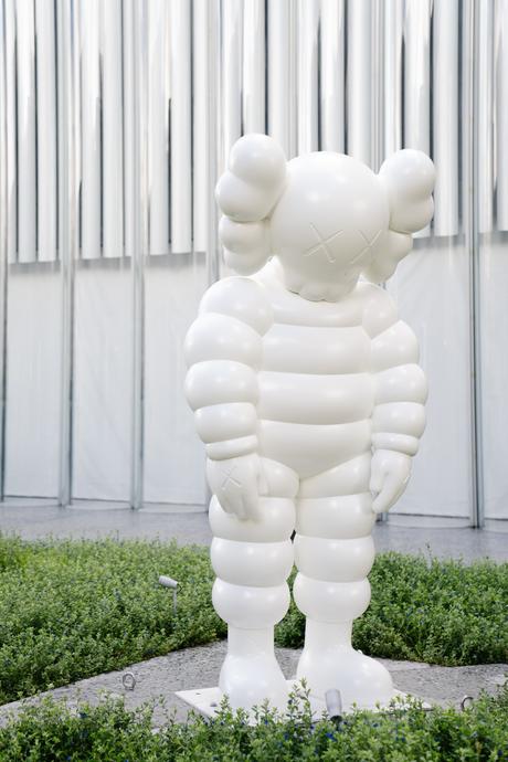 Kaws installe un Chum What Party géant à Hong Kong