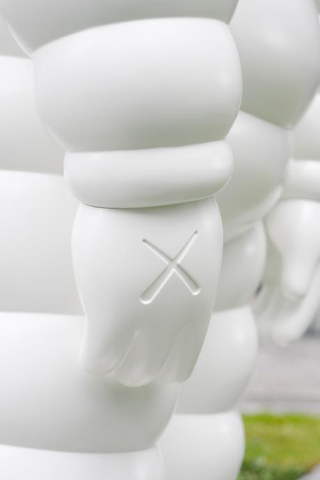 Kaws installe un Chum What Party géant à Hong Kong