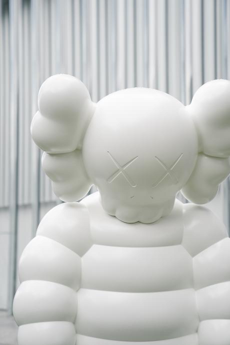 Kaws installe un Chum What Party géant à Hong Kong