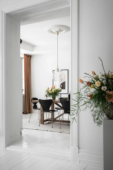 déco salon blanc moulure chaise ant noire Arne Jacobsen design danois