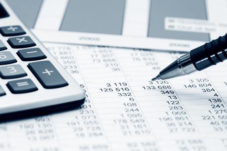 Gestion de la comptabilité : stylo, calculatrice et documents comptables