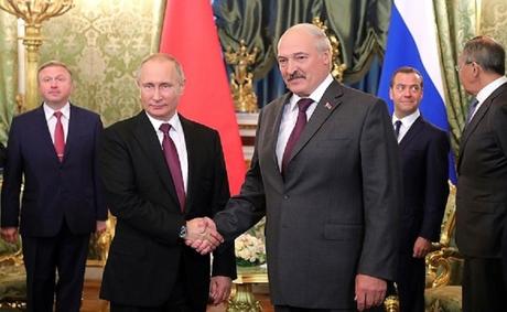 Vladimir Poutine réaffirme son soutien au président biélorusse contesté Alexandre Loukachenko