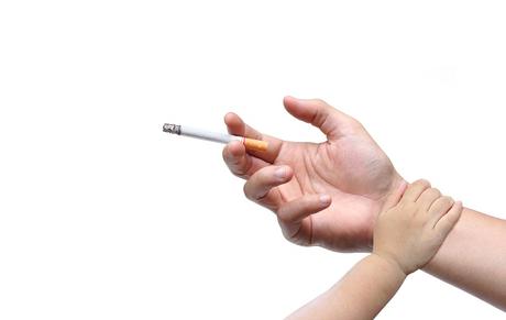 « Il s'agit de mettre enfin en œuvre des interventions d’éducation à la santé et de prévention en particulier vis-à-vis des groupes de population les plus vulnérables afin d'apporter un contexte plus positif au développement et à la santé de l'enfant ; ainsi qu’à la santé de sa famille » (Visuel Adobe Stock 116575177) « Il s'agit de mettre enfin en œuvre des interventions d’éducation à la santé et de prévention en particulier vis-à-vis des groupes de population les plus vulnérables afin d'apporter un contexte plus positif au développement et à la santé de l'enfant ; ainsi qu’à la santé de sa famille » (Visuel Adobe Stock 116575177)