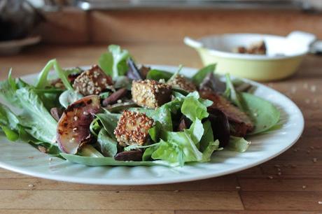 Cuillère et saladier : Salade de pêches grillées, amandes fumées et tofu pané au sésame