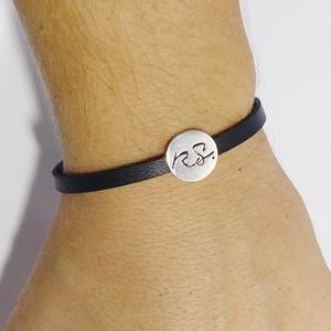 homme portant son bracelet personnalisé en cuir et or 18 carats