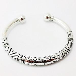 18 Bracelets personnalisés pour homme: découvrez de nos réalisations! bracelet torque avec gravure personnalisée pour homme