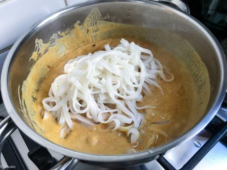 Inspiration thaï – Nouilles de riz au lait de coco et aux aubergines rôties