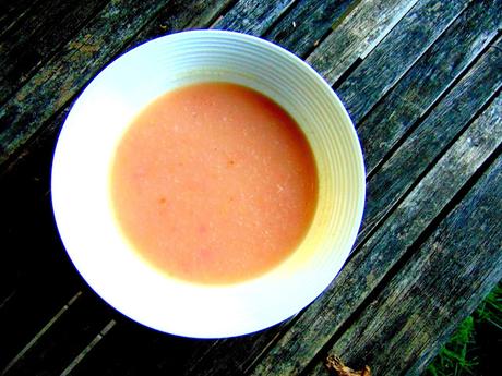 Soupe rose aux radis et aux pommes