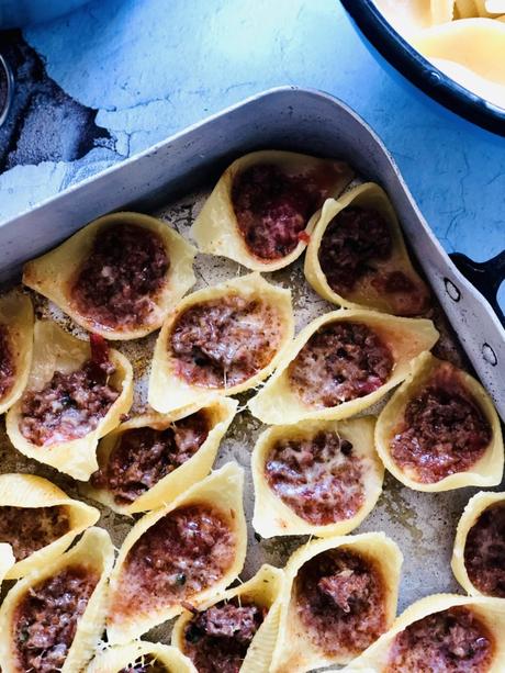 Conchiglioni farcis à la bolognaise créole et gratinés au gouda au cumin !