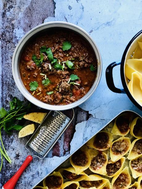 Conchiglioni farcis à la bolognaise créole et gratinés au gouda au cumin !