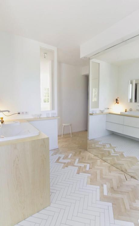 salle de bain lumineuse mixte carrelage blanc et parquet clair