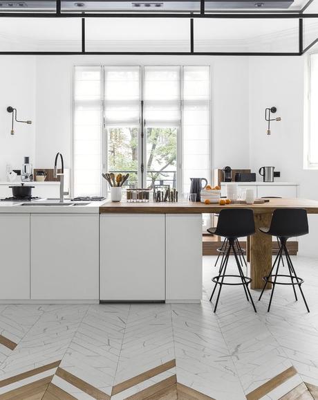 cuisine ouverte mixte carrelage marbre blanc parquet bois étagère métallique noir blog déco clematc