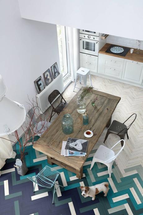 blog déco salle à manger cuisine ouverte parquet carrelage vert bleu marine table rectangle bois brut