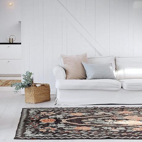 Où trouver un tapis moldave pas cher pour une déco rétro salon maison vacances déco blanche canapé lin tapis kilim motif floral noir