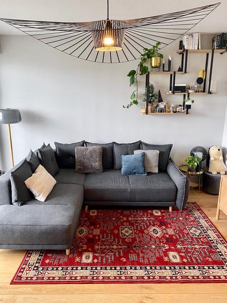 Où trouver un tapis moldave pas cher pour une déco rétro salon canapé gris angle convertible lit tapis moldave en laine rouge - blog déco - clemaroundthecorner