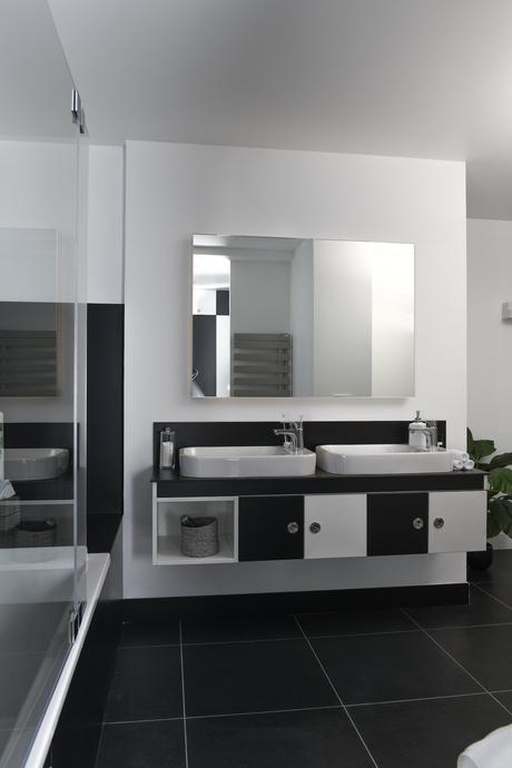 salle de bains damier noir blanc rétro design