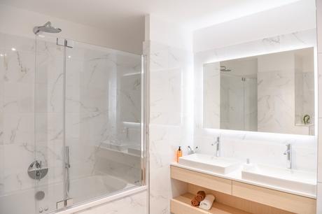 salle de bains style scandinave carrelage effet marbre blanc gris