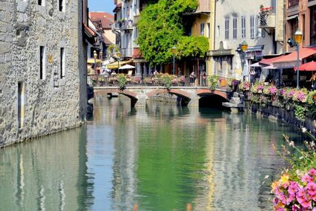 Dans la vieille-ville d'Annecy © French Moments