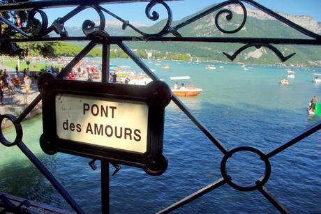 Visiter Annecy : le Pont des Amours © French Moments