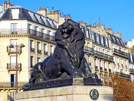 Le Lion de Belfort au centre de la place Denfert-Rochereau à Paris © French Moments