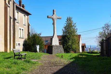 Le calvaire près de la chapelle © French moments