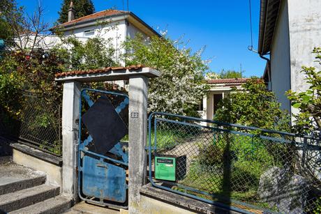 Les maisons individuelles le long des escaliers © French Moments