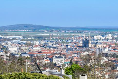 La vue sur la place Stanislas (à gauche) et la cathédrale (à droite). Au fond, l'aérodrome de Nancy-Essey © French Moments