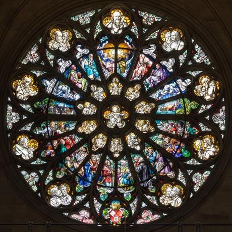 La rosace du transept à droite © Jakob Bradl - licence [CC BY-SA 4.0] from Wikimedia Commons