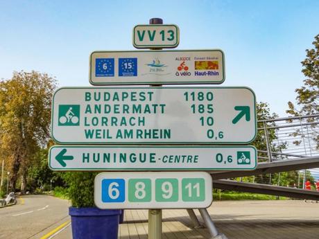 L'EuroVelo 5 et 6 à Huningue au bord du Rhin © MlibFR - licence [CC BY-SA 4.0] from Wikimedia Commons