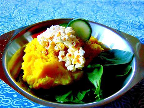 Purée de pommes de terre au cari, curcuma et kéfir, et maïs soufflé au wasabi