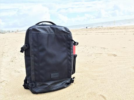 Petite pause sur la plage pour mon nouveau sac à dos Eastpak Tecum M CNNCT Coat