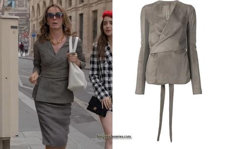 EMILY IN PARIS : Sylvie’s grey outfit in S1E03