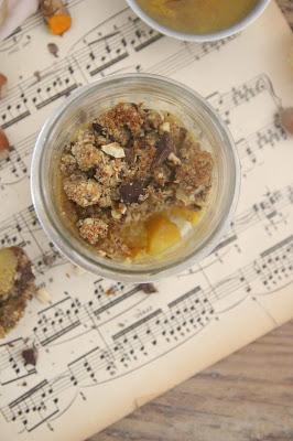 Cuillère et saladier : crumble épicé poire curcuma chocolat