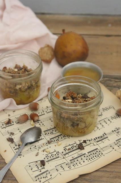 Cuillère et saladier : crumble épicé poire curcuma chocolat