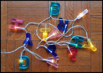 Un pot de colle à l'amande et des cœurs tricotés