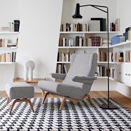 salon intérieure vintage contemporain noir et blanc fauteuil pieds bois
