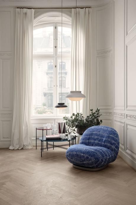 appartement haussmannien tendance déco moderne suspension ronde fauteuil bleu parquet bois lamé