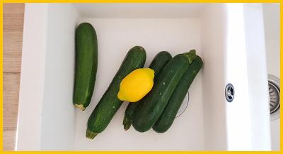 Cinq courgettes bio et un citron en plastique